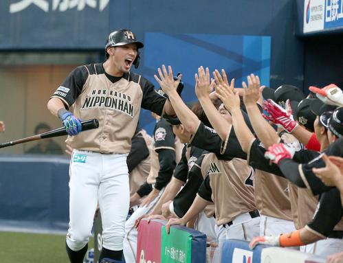 オリックス対日本ハム　9回表日本ハム無死一、二塁、左越え3点本塁打放ちナインに出迎えられる大田（撮影・黒川智章）