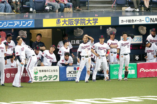 オリックス対日本ハム　12回裏オリックス2死一、二塁、山足達也が中飛に倒れ頭を抱えるオリックスナイン（撮影・上山淳一）