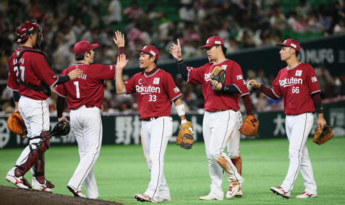 ソフトバンクに勝利した楽天は単独首位になり笑顔でハイタッチ（撮影・栗木一考）