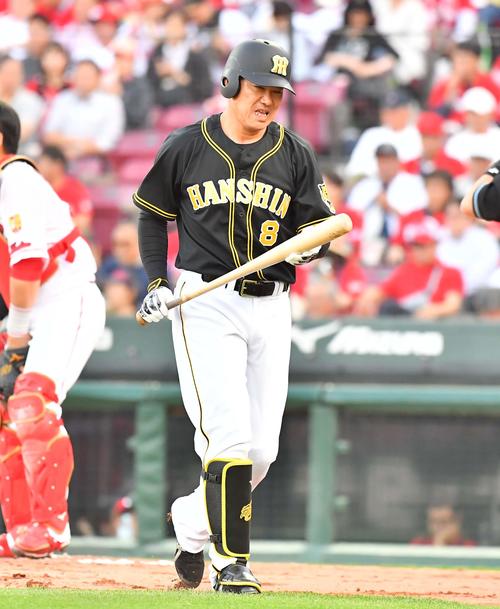 広島対阪神　2回表阪神1死、福留は三邪飛に倒れ、顔をしかめる（2019年5月31日撮影）