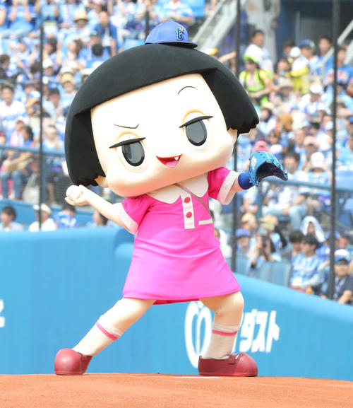 始球式を行うチコちゃん（撮影・中島郁夫）