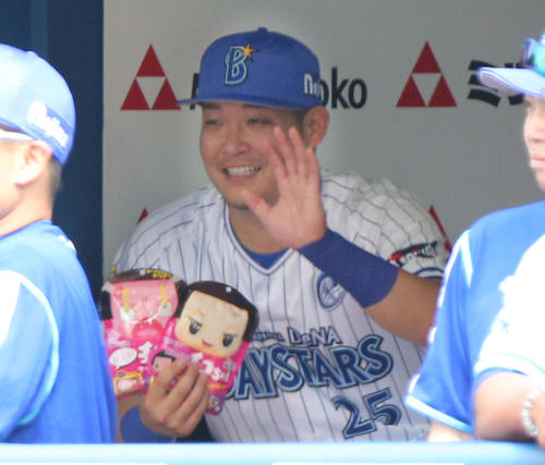 DeNA対ヤクルト　始球式を行うチコちゃんに手を振るDeNA筒香（撮影・中島郁夫）