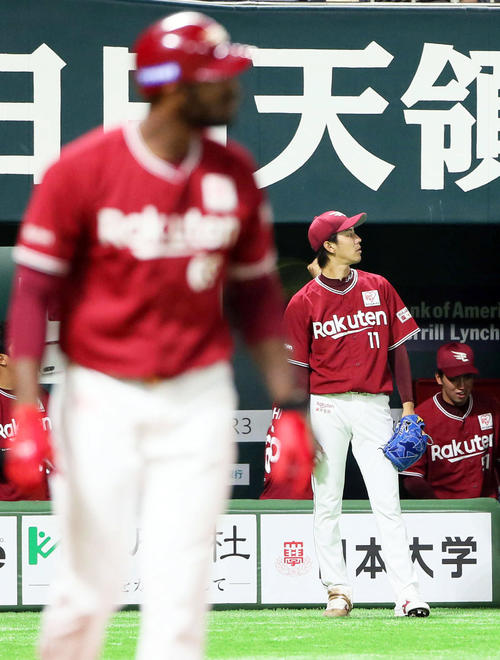 1回表楽天2死一塁、ブラッシュの2点本塁打を見つめる岸孝之（撮影・栗木一考）