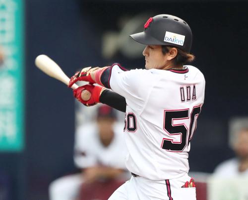 オリックス対日本ハム　2回裏オリックス2死一塁、右越え2点本塁打を放つ小田（撮影・黒川智章）