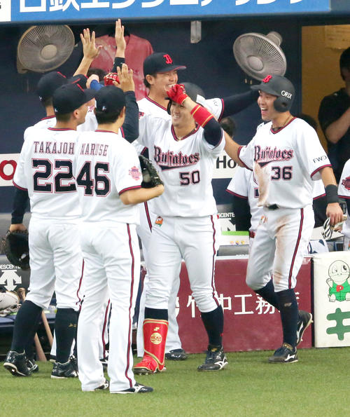 オリックス対日本ハム　2回裏オリックス2死一塁、小田裕也（右から2人目）は右越え2点本塁打を放ちベンチに迎えられる（撮影・上山淳一）