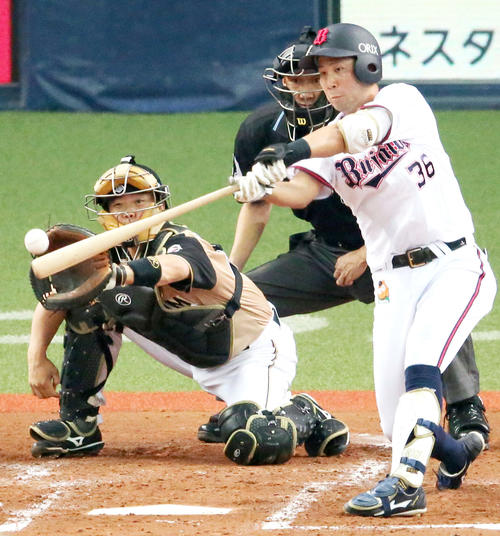 ２回裏オリックス２死二、三塁、山足達也は中前２点適時打を放つ（撮影・上山淳一）