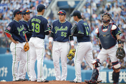 DeNA対ヤクルト　マウンドに集まるヤクルトナイン（撮影・中島郁夫）