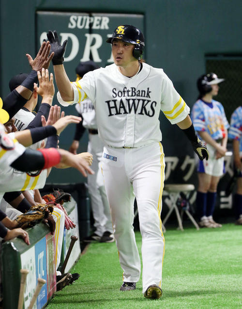 5回裏ソフトバンク無死、内川は左越えにソロ本塁打を放ちベンチ前でナインの出迎えを受ける（撮影・栗木一考）