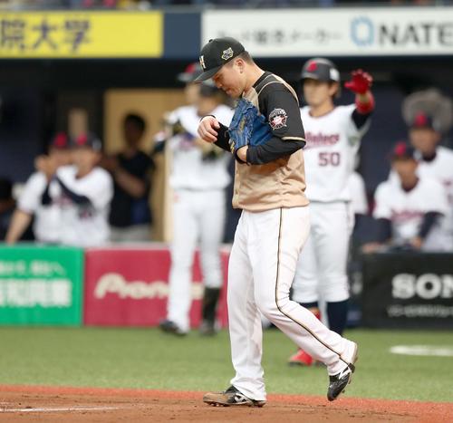 オリックス対日本ハム　2回裏オリックス2死二、三塁、山足に2点適時打を浴び肩を落とす生田目（撮影・黒川智章）