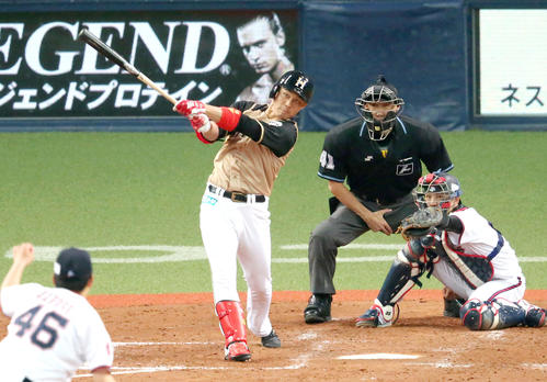 オリックス対日本ハム　5回表日本ハム2死三塁、王柏融は右越え2点本塁打を放つ（撮影・上山淳一）