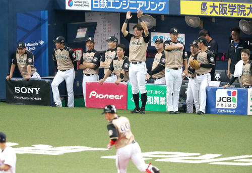 オリックス対日本ハム　5回表日本ハム2死三塁、王柏融の同点右越え2点本塁打に沸く日本ハムベンチ（撮影・上山淳一）