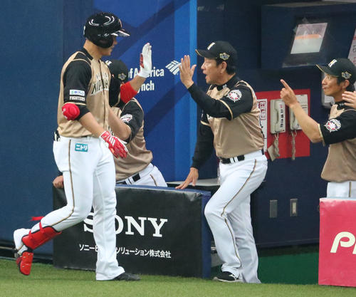 オリックス対日本ハム　5回表日本ハム2死三塁、王柏融（左）は同点右越え2点本塁打を放ち栗山英樹監督（左から2人目）の出迎えを受ける（撮影・上山淳一）