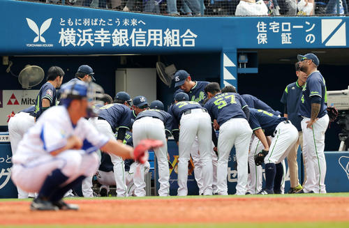 DeNA対ヤクルト　5回表ヤクルト、攻撃前円陣を組む選手たち（撮影・鈴木正人）