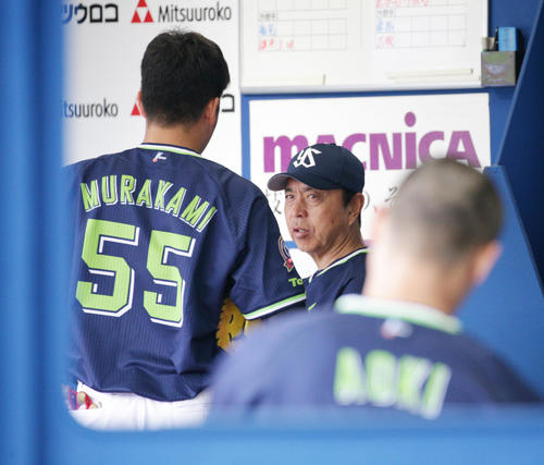 DeNA対ヤクルト　試合前、ヤクルト村上（左）と言葉をかわす小川監督（撮影・中島郁夫）