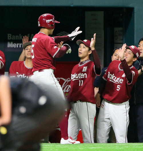 1回表楽天無死一、二塁、浅村栄斗の先制左前適時打で生還する茂木栄五郎（左）を出迎える岸孝之（中央）（撮影・栗木一考）