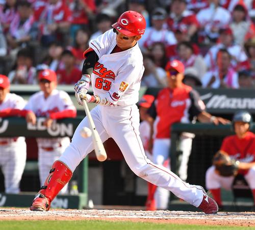 7回表阪神2死二、三塁、左越えに24試合連続安打となる2点適時打を放つ西川（撮影・上田博志）