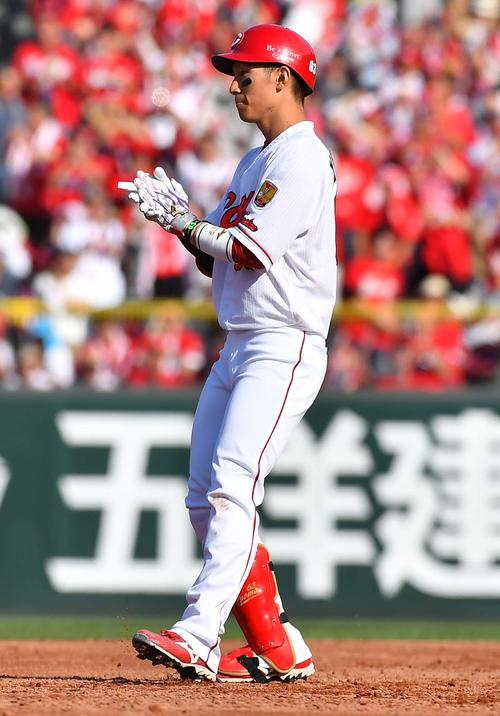 7回表阪神2死二、三塁、左越えに24試合連続安打となる2点適時打を放つ西川（撮影・上田博志）