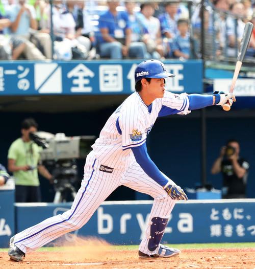 2回裏DeNA1死満塁、上茶谷は中前適時打を放つ（撮影・鈴木正人）