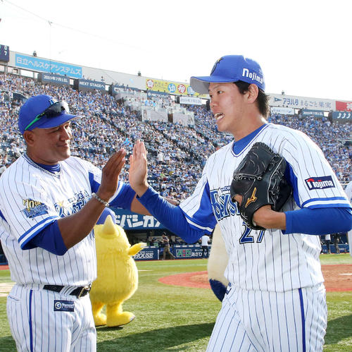 試合に勝利しラミレス監督（左）とタッチするDeNA上茶谷（撮影・鈴木正人）
