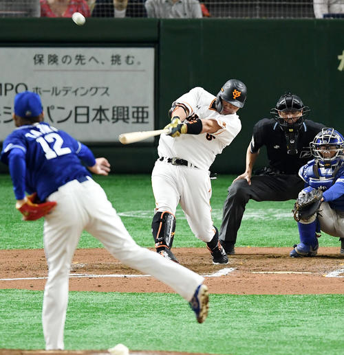 6回裏巨人2死、通算400号となる右越え本塁打を放つ阿部（撮影・横山健太）