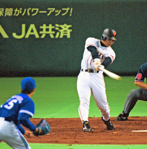 プロ1号を放つ阿部慎之助。投手は横浜河原隆一（2001年4月13日撮影）