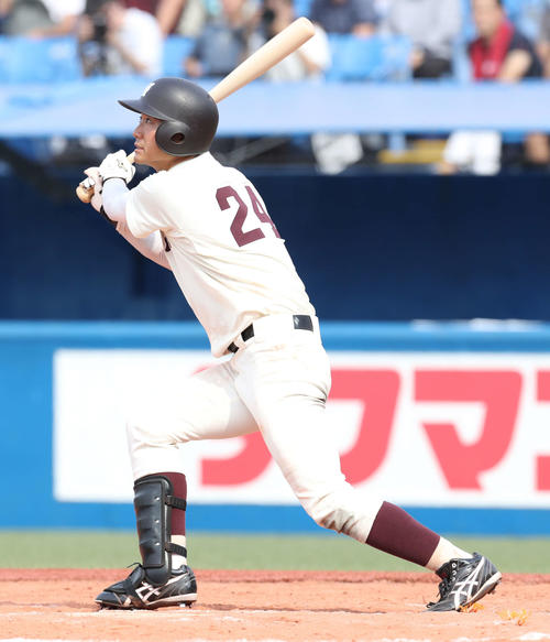 早大対慶大　8回表早大2死、中越え本塁打を放つ滝沢（撮影・河野匠）