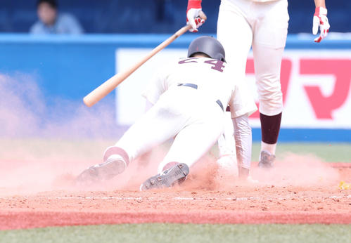 早大対慶大　4回表早大1死二、三塁、本盗を決める滝沢（撮影・河野匠）