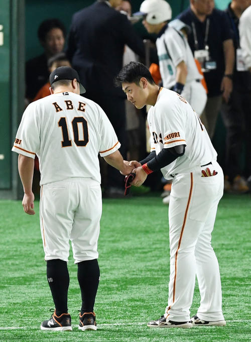 巨人対中日　試合後、400号本塁打を達成した巨人阿部（左）と握手を交わす岡本（撮影・横山健太）
