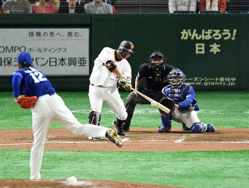 巨人対中日　6回裏巨人2死、通算400号となる右越え本塁打を放つ阿部（撮影・横山健太）