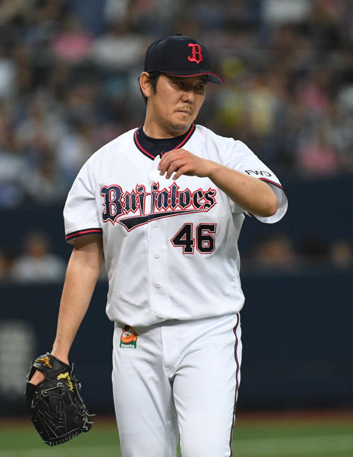5回表日本ハムに同点に追いつかれ、がっくりの成瀬（撮影・渦原淳）