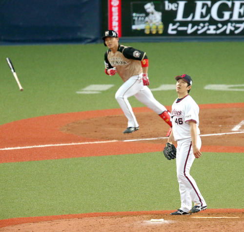 5回表日本ハム2死三塁、成瀬（手前）は王に同点の右越え2点本塁打を浴びる（撮影・上山淳一）