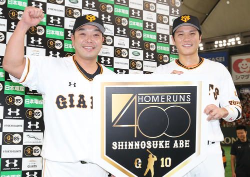 巨人対中日　巨人阿部（左）は400号本塁打のボードを手に坂本勇と写真に納まる（撮影・垰建太）