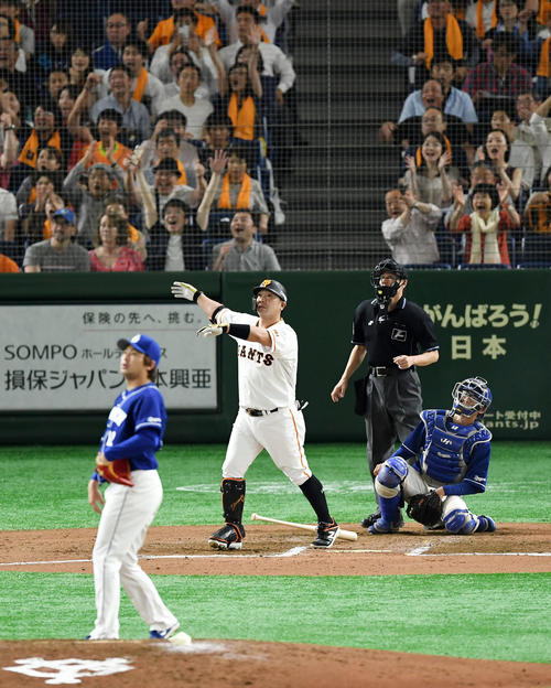巨人対中日　6回裏巨人2死、通算400号となる右越え本塁打を放つ阿部（撮影・横山健太）