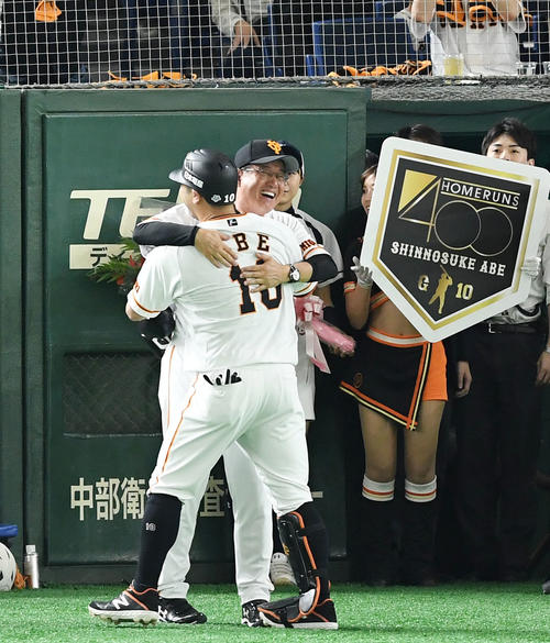 巨人対中日　6回裏巨人2死、通算400号となる右越え本塁打を放った阿部（右）を抱きしめ祝福する原監督（撮影・横山健太）