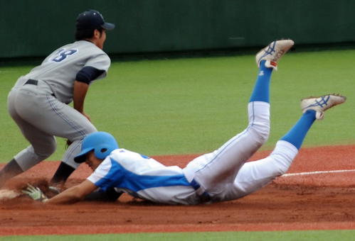 宮城教育大対東北学院大　1回裏東北学院大2死一、二塁、5番根本が左中間に先制三塁打を放ち、滑り込む