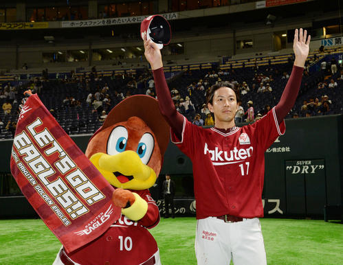 ソフトバンク対楽天　今季初勝利を飾り、ファンの声援に応える楽天岸（撮影・今浪浩三）