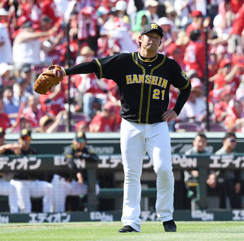 5回裏阪神1死三塁、ジョンソンに適時打を浴び、渋い表情の岩田（撮影・奥田泰也）