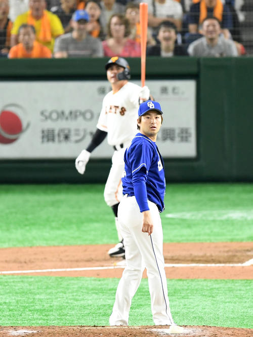 巨人対中日　6回裏巨人無死満塁、ビヤヌエバに中越え満塁本塁打を浴び打球を見上げる田島（撮影・横山健太）