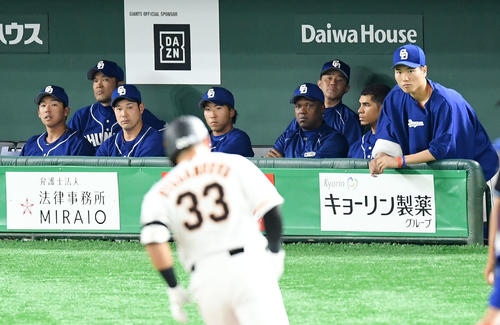 巨人対中日　6回裏巨人無死満塁、ビヤヌエバ（手前）に中越え満塁本塁打を浴びぼう然とグラウンドを見つめる清水（右）ら中日ナイン（撮影・横山健太）