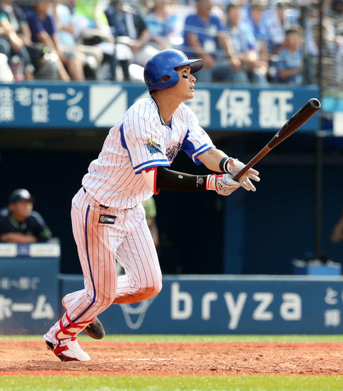 DeNA対ヤクルト　5回裏DeNA2死二、三塁、神里は右越え適時三塁打を放つ（撮影・鈴木正人）