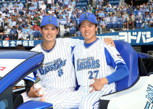 DeNA対ヤクルト　試合に勝利し笑顔を見せるDeNA神里（左）と上茶谷（撮影・鈴木正人）
