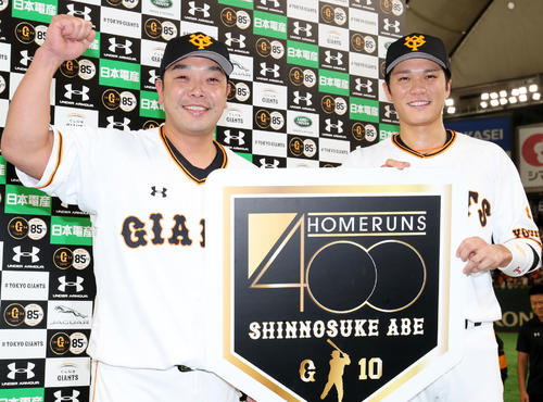 巨人阿部（左）は400号本塁打のボードを手に坂本勇と写真に納まる（撮影・垰建太）
