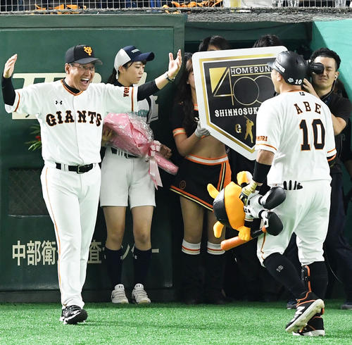 6回裏巨人2死、通算400号となる右越え本塁打を放った阿部（右）を手を広げ迎える原監督（撮影・横山健太）
