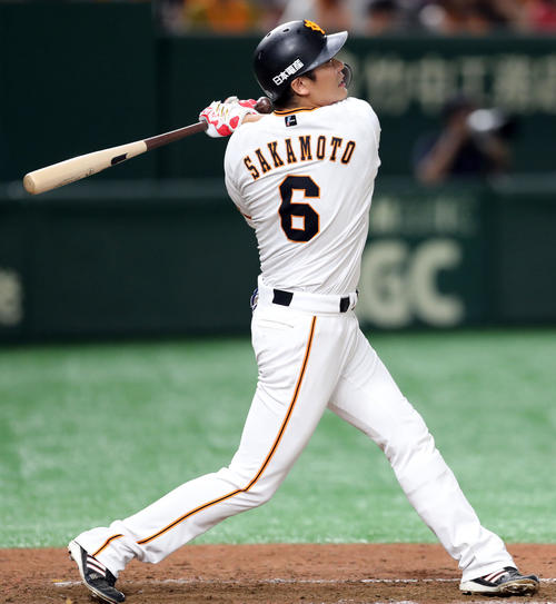 巨人対中日　9回裏巨人2死二塁、サヨナラとなる右越え適時二塁打を放つ坂本勇（撮影・垰建太）