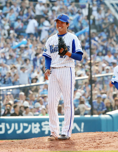 DeNA対ヤクルト　3勝目をプロ初完封で飾り、笑顔を見せるDeNA上茶谷（撮影・鈴木正人）