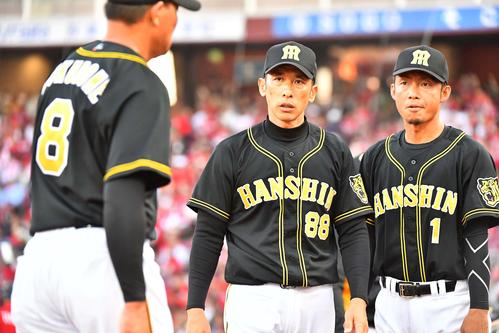 5月31日、福留を心配そうに迎える矢野監督と鳥谷