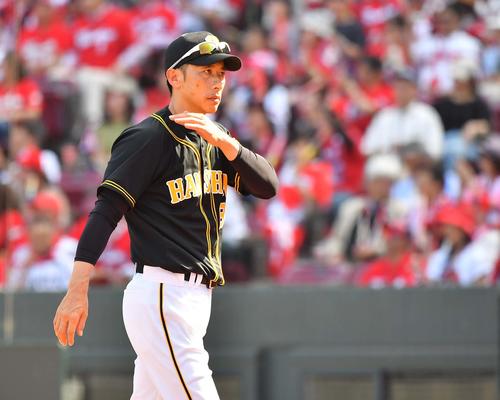 6回、投手交代を告げた矢野監督はヤジの飛ぶスタンドを見つめる（撮影・上田博志）