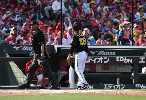 6回岩田に交代を告げた後スタンドの声に反応する矢野燿大監督（撮影・奥田泰也）