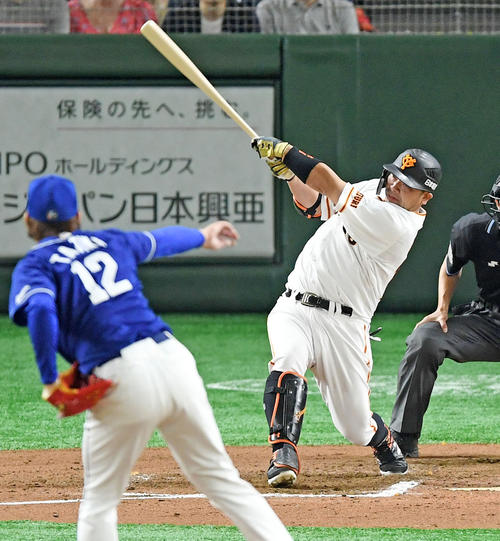 6回裏巨人2死、通算400号の勝ち越しの右越えソロ本塁打を放つ阿部（撮影・垰建太）