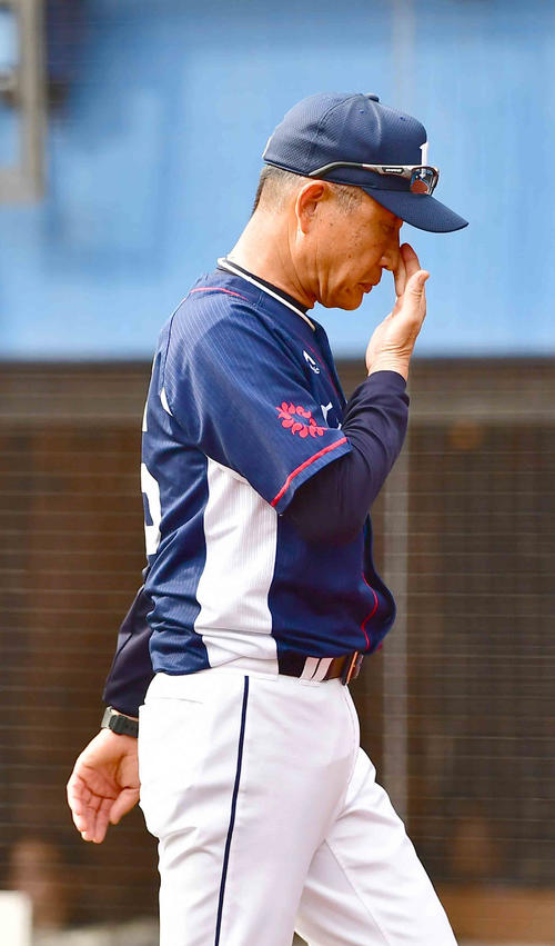 ロッテ対西武　選手交代を告げベンチへ引き揚げる西武辻監督（撮影・小沢裕）　